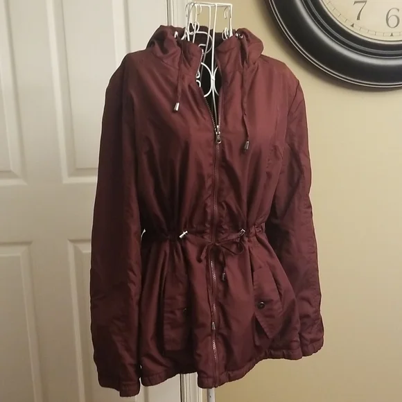 Burgundy jacket. Fits size medium - Picture 2 of 7